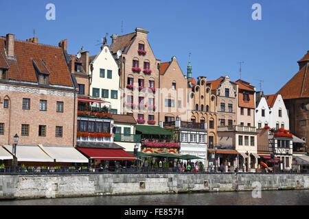 Bunte Altbauten mit blauem Himmelshintergrund Długie Pobrzeże Street in der City von Gdansk (Danzig), Polen Stockfoto