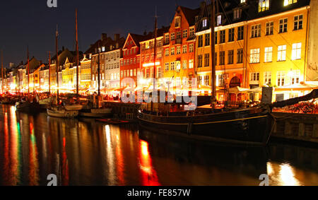 Boote am Hafen Nyhavn in Nacht, Kopenhagen, Dänemark. Nyhavn ist eine berühmte 17. Jahrhundert Damm, Kanal- und Unterhaltung ar Stockfoto