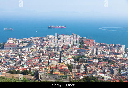 Neapel Stadt und Golf von Neapel, Kampanien, Italien. Luftaufnahme von Castel Sant'Elmo Stockfoto