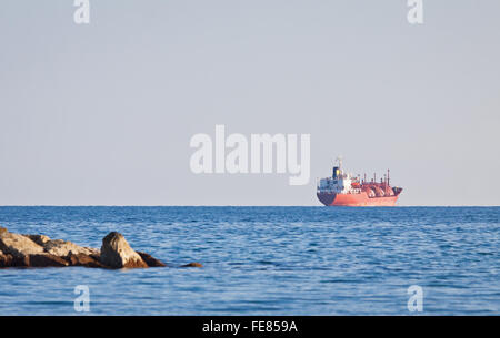 Das Schiff im Mittelmeer in der Nähe von Küste von Zypern Stockfoto