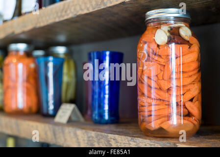 Gemüsekonserven und mundgeblasene Gläser für Verkauf in der Lostine Taverne in Lostine, Oregon. Stockfoto