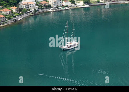 Passagier-Yacht in Adria in der Nähe von Stadt Kotor, Montenegro Stockfoto