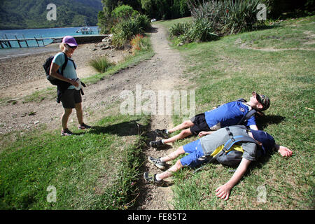 Jungen und Mädchen mit ihrer Mutter brach in der Hitze in der Nähe der Furneaux Lodge, Queen Charlotte Track, Marlborough, Neuseeland Stockfoto