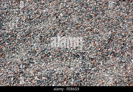 Hintergrundtextur mit vielen kleinen Steinen (zerkleinerte Kies) Stockfoto