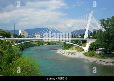 Millennium-Brücke über Moraca in Podgorica, Montenegro Stockfoto
