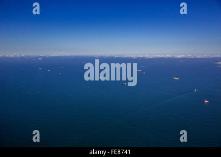 Luftaufnahme, Schiffe Fracht vor Spiekeroog vertäut, Reederei, Versandweg, auf hoher See, Küstengewässer, Wangerooge, Nordsee, Stockfoto