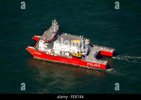 Lotsenboot Pilot Schiff Weser, Luftaufnahme, Schiffe auf hoher See Fracht vor Spiekeroog vertäut, Reederei, Versandweg, Stockfoto