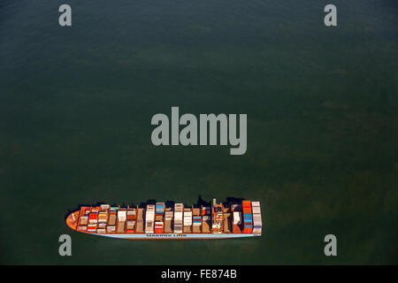 Luftaufnahme, Containerschiff Maersk Lavras vertäut, Luftaufnahme, Frachtschiffe vor Spiekeroog vertäut, Reederei, Schifffahrt Stockfoto