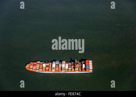 Luftaufnahme, Containerschiff Maersk Lavras vertäut, Luftaufnahme, Frachtschiffe vor Spiekeroog vertäut, Reederei, Schifffahrt Stockfoto