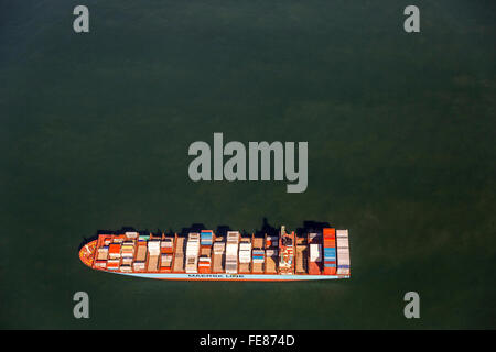 Luftaufnahme, Containerschiff Maersk Lavras vertäut, Luftaufnahme, Frachtschiffe vor Spiekeroog vertäut, Reederei, Schifffahrt Stockfoto