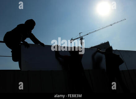 Ein Arbeiter reinigt eine mehrstufige Gebäude in der Gegend von Mega Kuningan South Jakarta. Wachstum der Weltwirtschaft im Jahr 2016 wird enttäuschend und zitternden Stimme. Geschäftsführender Direktor des Internationalen Währungsfonds (IWF) Christine Lagarde erwähnt eine Reihe von Faktoren hinter der Erscheinung der düsteren Prognosen. D.h. ein Anstieg des Zinsniveaus Bezugspunkt in den Vereinigten Staaten (US), Verlangsamung des Wirtschaftswachstums in China, die Finanzsysteme in den meisten Ländern sind noch fragil, sowie die Auswirkungen der niedrigen Rohölpreise gegen Länder Produzenten. (Foto von Sutrisno Bewohner/Pacific Press) Stockfoto