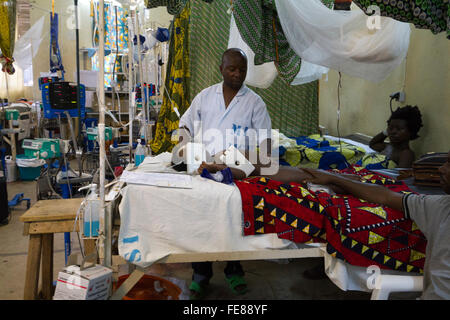 Intensivstation im Krankenhaus MSF Rutshuru, Provinz Nord-Kivu, demokratische Republik Kongo, demokratische Republik Kongo, Afrika Stockfoto