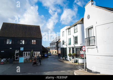 Straßenansicht der Roggen, von der Unterseite der Meerjungfrau Straße mit Blick auf die Antiquitätenläden und Heritage Centre. East Sussex, UK. Stockfoto