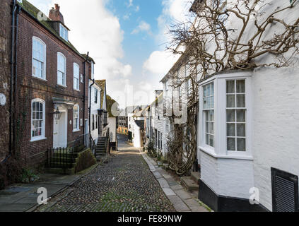 Suchen Sie auf der gepflasterten Meerjungfrau-Straße in Rye, East Sussex, in Richtung Strand Kai und das Heritage Centre. Stockfoto