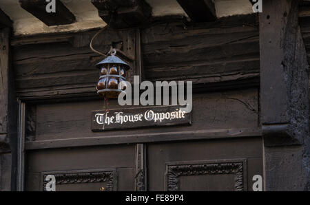 Die spitzfindig benannte "The House gegenüber" auf Mermaid Street, Roggen, East Sussex, UK. Stockfoto