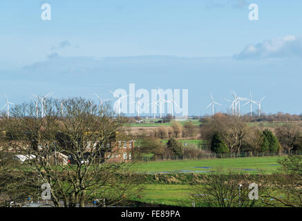 Wenig Cheyne Gericht Turbine Windpark in der Landschaft von East Sussex aus der Spitze von Roggen High Street. Stockfoto