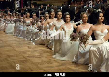 Wien, Österreich. 4. Februar 2016. Debütanten besuchen den Opernball an der Staatsoper in Wien, Österreich, 4. Februar 2016. 60. Wiener Opernball fand unter strengen Sicherheitsvorkehrungen am Donnerstagabend mit bis zu 300 Polizisten stationiert in und rund um die Wiener Staatsoper im Zentrum Stadt. © Qian Yi/Xinhua/Alamy Live-Nachrichten Stockfoto