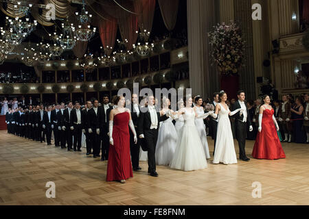 Wien, Österreich. 4. Februar 2016. Debütanten besuchen den Opernball an der Staatsoper in Wien, Österreich, 4. Februar 2016. 60. Wiener Opernball fand unter strengen Sicherheitsvorkehrungen am Donnerstagabend mit bis zu 300 Polizisten stationiert in und rund um die Wiener Staatsoper im Zentrum Stadt. © Qian Yi/Xinhua/Alamy Live-Nachrichten Stockfoto