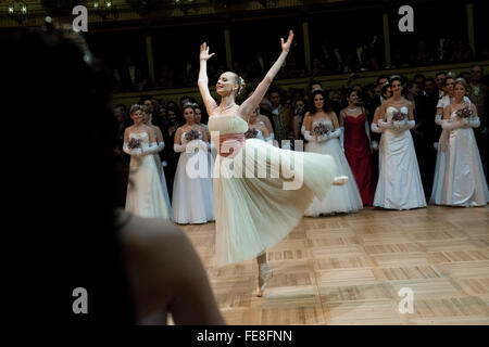 Wien, Österreich. 4. Februar 2016. Eine Tänzerin führt Ballett während des Opernballs an der Staatsoper in Wien, Österreich, 4. Februar 2016. 60. Wiener Opernball fand unter strengen Sicherheitsvorkehrungen am Donnerstagabend mit bis zu 300 Polizisten stationiert in und rund um die Wiener Staatsoper im Zentrum Stadt. © Qian Yi/Xinhua/Alamy Live-Nachrichten Stockfoto