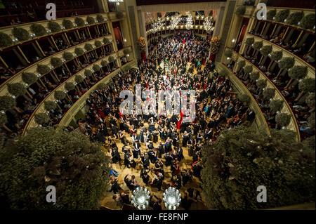 Wien, Österreich. 4. Februar 2016. Menschen tanzen während der Opernball an der Staatsoper in Wien, Österreich, 4. Februar 2016. 60. Wiener Opernball fand unter strengen Sicherheitsvorkehrungen am Donnerstagabend mit bis zu 300 Polizisten stationiert in und rund um die Wiener Staatsoper im Zentrum Stadt. © Qian Yi/Xinhua/Alamy Live-Nachrichten Stockfoto