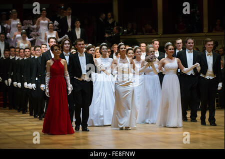 Wien, Österreich. 4. Februar 2016. Debütanten besuchen den Opernball an der Staatsoper in Wien, Österreich, 4. Februar 2016. 60. Wiener Opernball fand unter strengen Sicherheitsvorkehrungen am Donnerstagabend mit bis zu 300 Polizisten stationiert in und rund um die Wiener Staatsoper im Zentrum Stadt. © Qian Yi/Xinhua/Alamy Live-Nachrichten Stockfoto