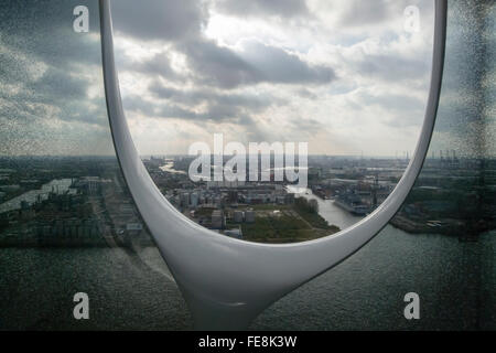 Blick durch eine sogenannte Stimmgabel auf einem Balkon auf die äußere Glasfassade der neuen Elbphilharmonie in Hamburg Stockfoto