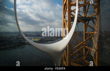 Blick durch eine sogenannte Stimmgabel auf einem Balkon auf die äußere Glasfassade der neuen Elbphilharmonie Gebäude in Hamburg Stockfoto