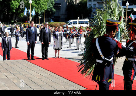 Buenos Aires, Argetina. 4. Februar 2016. Bulgariens President Rosen Plevneliev (C) und Argentine Foreign Minister Susana Malcorra (R), besuchen Sie eine Kranzniederlegung am General San Martin Monument Plaza San Martin in Buenos Aires, Argetina, am 4. Februar 2016. Rosen Plevneliev ist zu einem offiziellen Besuch in Argentinien. © Daniel Garagiola/Prensa Canciller¨ªa/TELAM/Xinhua/Alamy Live-Nachrichten Stockfoto