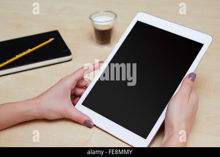 Frau-Sing-Tablet-pc an der Rezeption, leerer Bildschirm Stockfoto