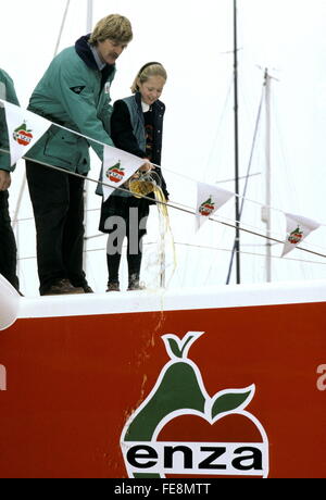 AJAXNETPHOTO. 1992. HAMBLE, ENGLAND. -KATZE BENENNEN - NEUES ZEALANDER PETER BLAKE MIT SEINER TOCHTER SARAH-JANE AUF DEM KATAMARAN ENZA HAMBLE ZEITPUNKT DURCHFÜHREN ZEREMONIE MIT EINEM GLAS BIER. FOTO: JONATHAN EASTLAND/AJAX REF: CD21103 4 119 Stockfoto