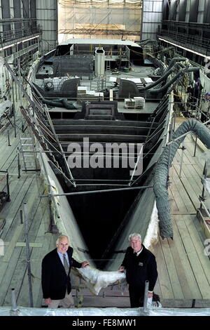 AJAXNETPHOTO. 14. NOVEMBER 2002. WOOLSTON, ENGLAND. -GRÖßTE YACHT - (L-R) MIRABELLA V BESITZER JOE VITTORIA UND YACHT-DESIGNER RON HOLLAND INSPIZIEREN BAUFORTSCHRITT HERR VITTORIA (UND WELTWEIT) GRÖßTE SLOOP AM SCHIFFBAUER VOSPER THORNYCROFT YARD.  FOTO: JONATHAN EASTLAND/AJAX REF: CD021114 5 Stockfoto