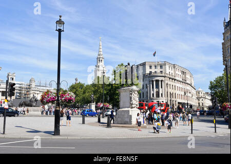 Eine landschaftlich reizvolle Blick auf Trafalgar Square mit St. Martin in den Bereichen Kirche und Statue von Charles I auf dem Pferderücken, London, UK. Stockfoto