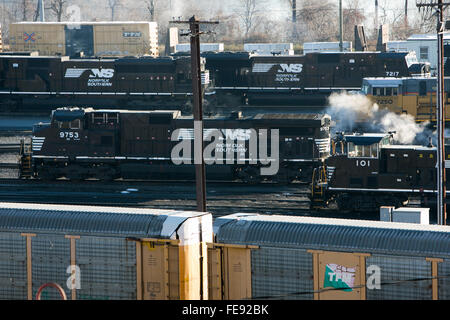 Norfolk Southern Railway Lokomotiven auf der Norfolk Southern Enola Werft in Enola, Pennsylvania am 3. Januar 2016. Stockfoto