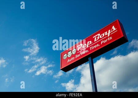 Ein Logo Zeichen außerhalb der Hauptsitz der Pep Boys in Philadelphia, Pennsylvania am 3. Januar 2016. Stockfoto