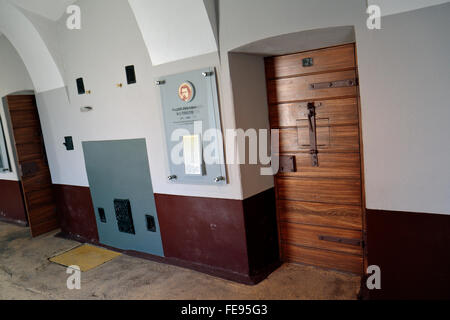 Gefängnistor Zelle im Gefängnis Trubetskoy Bastion, Peter und Paul Fortress in St Petersburg, Russland. Stockfoto