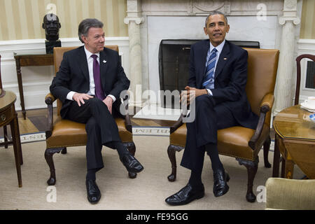 Washington, District Of Columbia, USA. 4. Februar 2016. US-Präsident Barack Obama, richtig, trifft Präsident Juan Manuel Santos von Kolumbien, links im Oval Office des weißen Hauses in Washington, DC, USA, 04 Februar 2016.Credit: Shawn Thew/Pool über CNP Credit: Shawn Thew/CNP/ZUMA Draht/Alamy Live News Stockfoto