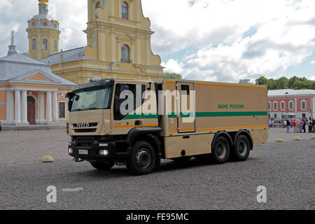Bahk Poccnn (Bank von Russland) Bargeld Sicherheit LKW im Peter und Paul Fortress in St Petersburg, Russland. Stockfoto