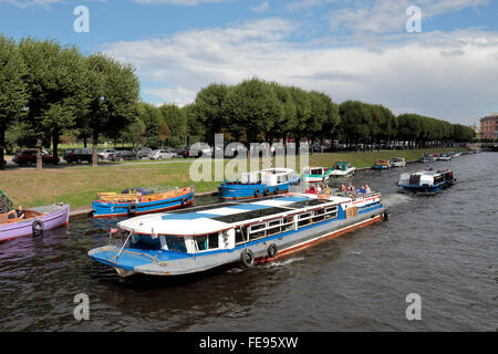 Eine touristische Boot Kreuzfahrt auf moyka River in St. Petersburg, Russland. Stockfoto