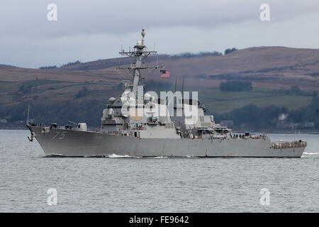USS Donald Cook (DDG-75), ein Zerstörer der Arleigh-Burke-Klasse der US Navy, Kopf nach unten den Clyde für Übung Joint Warrior 15-1. Stockfoto