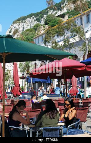 Touristen entspannen in Straßencafés in Grand Kasematten Square, Gibraltar, Großbritannien, Westeuropa. Stockfoto