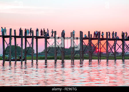 Silhouette Menschen auf U Bein Brücke bei Sonnenuntergang, Amarapura, Mandalay Region, Myanmar Stockfoto