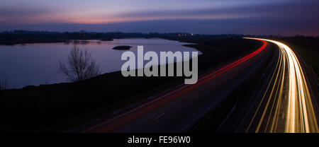 Autobahn-Licht Routen an einem See auf dem A419 Swindon Stockfoto