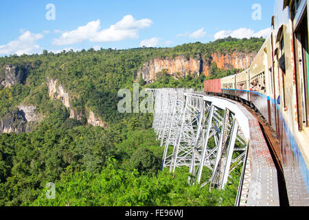 Trainieren Sie auf dem Goteik-Viadukt in Myanmar Stockfoto