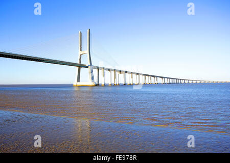 Vasco da Gama Bridge in Lissabon Portugal Stockfoto