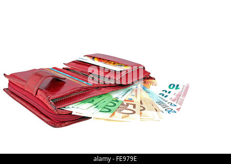 Rote Mappe voll mit Euro-Banknoten auf einem weißen Hintergrund. Stockfoto