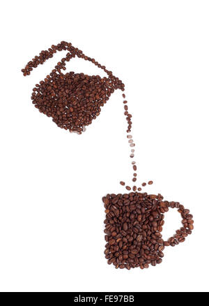 Kaffeetasse und Topf gemacht von Kaffeebohnen auf weißem Hintergrund Stockfoto