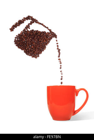 Kaffee Kanne Kaffee Bohnen gießt Bohnen in eine rote Tasse auf einem weißen Hintergrund gemacht Stockfoto