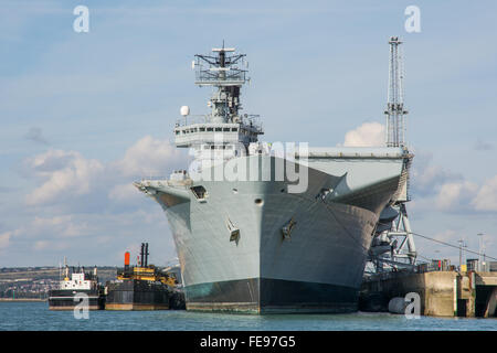 Entscheidung noch auf Zukunft für pensionierte HMS Illustrious, hier in Portsmouth Harbour, UK am 5. Oktober 2014 gesehen. Stockfoto