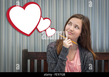 Niedliche Tagträumen Mädchen mit leeren schwebenden Herzen Schneidepfad enthalten. Stockfoto