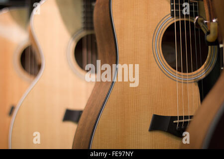 Akustische Gitarren auf dem Display. Stockfoto